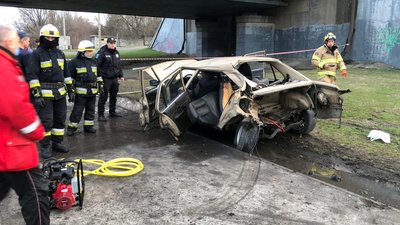 У Дніпрі надзвичайники вивільнили чоловіка з потрощеної автівки
