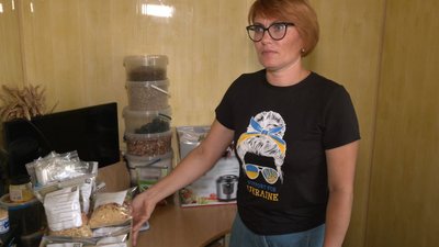 ЧЕРКАЩАНКИ ГОТУЮТЬ СУХПАЙКИ ДЛЯ ВІЙСЬКОВИХ ЧЕРКАЩАНКИ ГОТУЮТЬ СУХПАЙКИ ДЛЯ ВІЙСЬКОВИХ