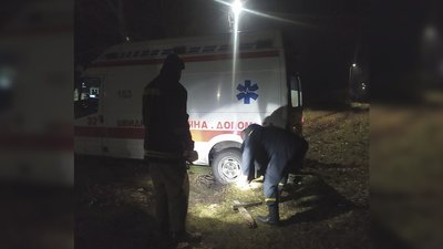 Рятувальники допомогли швидкій допомозі виїхати із вибоїни на дорозі Рятувальники допомогли швидкій допомозі виїхати із вибоїни на дорозі