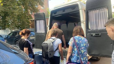 "Коли побачимось, не відомо": із Полтавщини їздять безплатні евакуаційні рейси до кордону