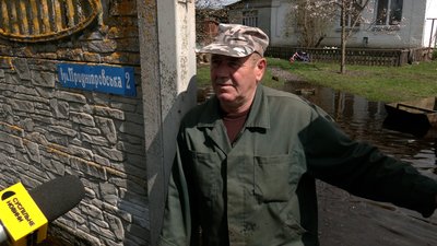 Затопило всі дороги: як жителі прикордонного села, що на Чернігівщині, на човнах добираються на роботу Затопило всі дороги: як жителі прикордонного села, що на Чернігівщині, на човнах добираються на роботу