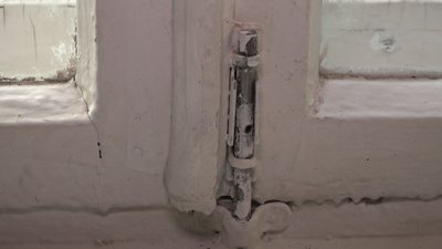 На вікнах відсутні гачки на шпингалетах. На вікнах відсутні гачки на шпингалетах.