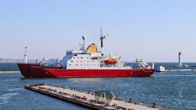 Лабораторії для вивчення води та каюти-трансформери: дослідницьке судно "Ноосфера" зсередини