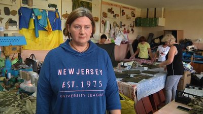Працює з перших днів війни – волонтерський центр "Житомирські калинки" виготовляє одяг та амуніцію для ЗСУ Працює з перших днів війни – волонтерський центр "Житомирські калинки" виготовляє одяг та амуніцію для ЗСУ