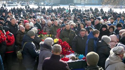"Загинули разом, захищаючи всіх нас". У Шостці провели в останню путь Руслана Тарасенка та Андрія Реву "Загинули разом, захищаючи всіх нас". У Шостці провели в останню путь Руслана Тарасенка та Андрія Реву