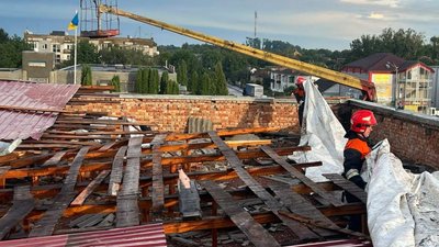 Повалені дерева, знівечені автівки, зірвані дахи, підтоплені дороги: наслідки буревію на Хмельниччині 30 серпня