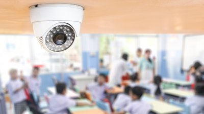 Відеокамера у шкільному класі
