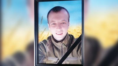 На Чернігівщині попрощалися з трьома військовими, які загинули під час боїв на Донеччині та Луганщині На Чернігівщині попрощалися з трьома військовими, які загинули під час боїв на Донеччині та Луганщині
