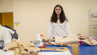 "У мене було відчуття, що ми востаннє вдома". У Дніпрі переселенка з Маріуполя шиє дитячі іграшки та одяг "У мене було відчуття, що ми востаннє вдома". У Дніпрі переселенка з Маріуполя шиє дитячі іграшки та одяг
