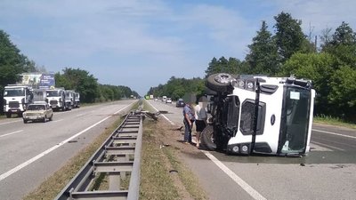 На Житомирщині вантажівка наїхала на колесовідбійник і перекинулася, перекривши смугу руху