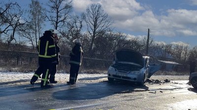 Смертельна ДТП біля Козельця: водій загинув, пасажирку госпіталізували Смертельна ДТП біля Козельця: водій загинув, пасажирку госпіталізували