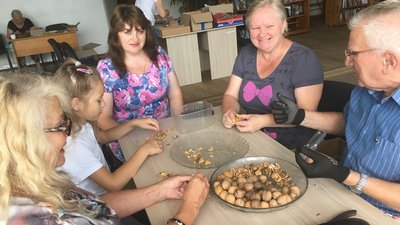 Маскування для солдатів та корисні чаї: в бібліотеці у Луцьку працює волонтерський центр Маскування для солдатів та корисні чаї: в бібліотеці у Луцьку працює волонтерський центр
