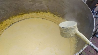 У парку Івано-Франківська під час святкування Дня Незалежності усіх охочих пригощали баношем У парку Івано-Франківська під час святкування Дня Незалежності усіх охочих пригощали баношем