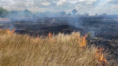 На Миколаївщині рятувальники загасили за добу десять пожеж, три з яких спричинили обстріли