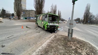 У Харкові маршрутка зіткнулася з вантажівкою — є травмовані У Харкові маршрутка зіткнулася з вантажівкою — є травмовані