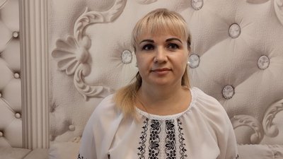 Житомирянка Олена Кучмій виготовляє на Маковія традиційну українську страву — шулики з маком Житомирянка Олена Кучмій виготовляє на Маковія традиційну українську страву — шулики з маком