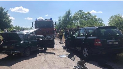 Чотирьох людей забрали до лікарні внаслідок ДТП на Берегівщині. Серед них — дитина Чотирьох людей забрали до лікарні внаслідок ДТП на Берегівщині. Серед них — дитина