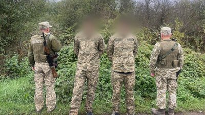 Прикордонники затримали двох чоловіків у військовій формі