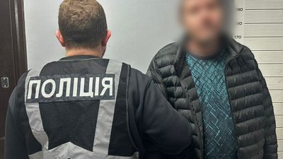 Затримання 48-річного чоловіка за зберігання зброї та боєприпасів у Запоріжжі