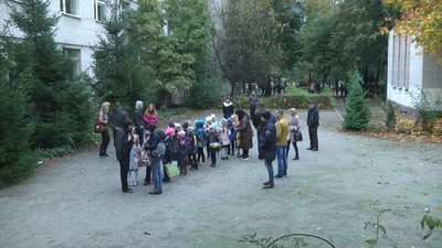 У Житомирі батьки учнів виступили проти облаштування у школі виборчої дільниці У Житомирі батьки учнів виступили проти облаштування у школі виборчої дільниці