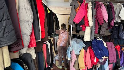 Вибирають одяг та взуття. У громаді на Буковині облаштували кімнату з речами для переселенців