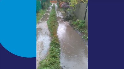 По коліна води та бруду – у Житомирі два провулки в дощ перетворюються на болото