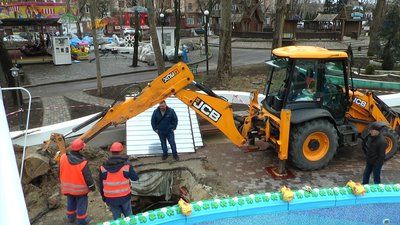 Провалля глибиною в три метри утворилось у миколаївському дитячому містечку "Казка" Провалля глибиною в три метри утворилось у миколаївському дитячому містечку "Казка"
