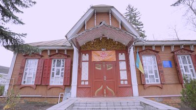 Волонтери передали кілька сотен книг розбомбленій бібліотеці у Чернігові Волонтери передали кілька сотен книг розбомбленій бібліотеці у Чернігові
