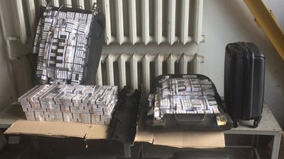 Українські прикордонники завадили контрабанді "дипломатичних" цигарок Українські прикордонники завадили контрабанді "дипломатичних" цигарок