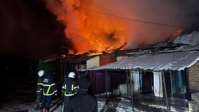 Рятувальники гасять пожежу на Харківщині 18 січня Рятувальники гасять пожежу на Харківщині 18 січня