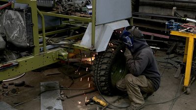 Майстер зі Сторожинця створив модель малогабаритної вантажівки для евакуації на фронті Майстер зі Сторожинця створив модель малогабаритної вантажівки для евакуації на фронті