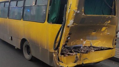 У Києві вантажівка протаранила маршрутку, 11 пасажирів госпіталізовані У Києві вантажівка протаранила маршрутку, 11 пасажирів госпіталізовані