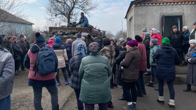 Через підірваний міст. Волонтери передали гуманітарку допомогу селу на Миколаївщині