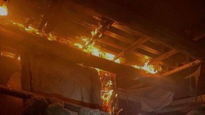 У Миколаєві виникла пожежа на даху будинку культури