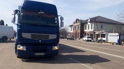 В Луцькому районі вантажівка наїхала на жінку. Травмована померла