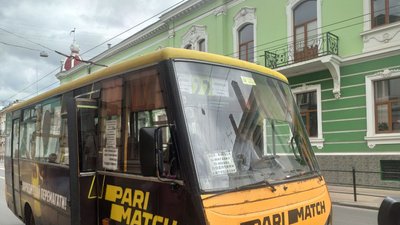 Зупинка громадського транспорту у Тернополі Зупинка громадського транспорту у Тернополі
