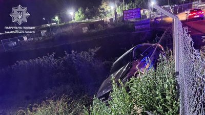 Наїхав на огорожу: в Мукачеві сталася ДТП
