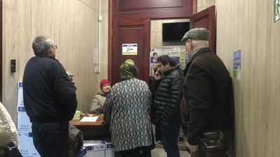 В Одесі люди годинами чекають аби подати документи на оформлення закордонного паспорта В Одесі люди годинами чекають аби подати документи на оформлення закордонного паспорта
