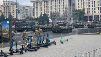 У Києві розпочали репетицію параду до Дня Незалежності. Столиця стоїть у заторах У Києві розпочали репетицію параду до Дня Незалежності. Столиця стоїть у заторах