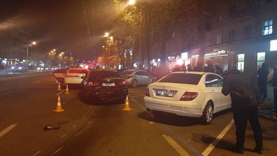 У Харкові легковик зніс чотирьох пішоходів на острівку безпеки, одна людина в комі У Харкові легковик зніс чотирьох пішоходів на острівку безпеки, одна людина в комі
