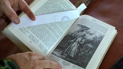 Житомирянин Олег Козяр власноруч виготовляє козацькі шаблі зразка ХVІІ століття Житомирянин Олег Козяр власноруч виготовляє козацькі шаблі зразка ХVІІ століття