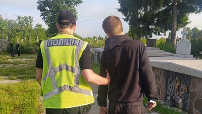 У Стрию юнак розбив майже 60 хрестів на могилах Січових Стрільців У Стрию юнак розбив майже 60 хрестів на могилах Січових Стрільців