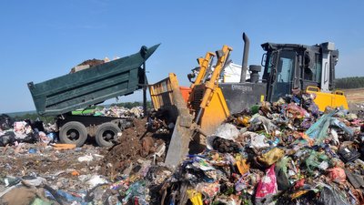 Як у Києві збирають відсортоване сміття й куди воно потрапляє. СУСПІЛЬНЕ | ВІДЕОНОВИНИ