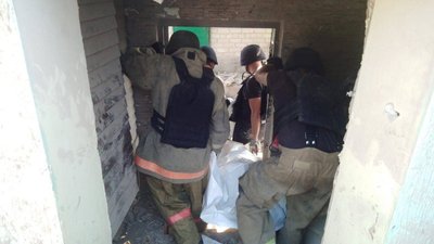 З-під завалів зруйнованого будинку рятувальники дістали тіло загиблої жінки З-під завалів зруйнованого будинку рятувальники дістали тіло загиблої жінки