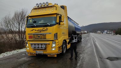 Від снігу дороги на Закарпатті розчищає спецтехніка Від снігу дороги на Закарпатті розчищає спецтехніка