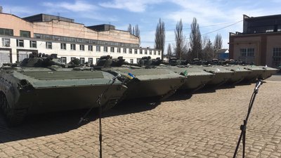 На Житомирському бронетанковому заводі Збройним силам передали 26 бойових машин піхоти