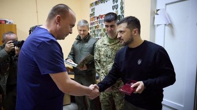 "Рана була 30 на 10 см і один осколок пробив легеню". Будні лікарів Запорізького військового госпіталю "Рана була 30 на 10 см і один осколок пробив легеню". Будні лікарів Запорізького військового госпіталю
