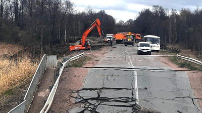 На Житомирщині споруджують тимчасову переправу через річку поблизу зруйнованого мосту