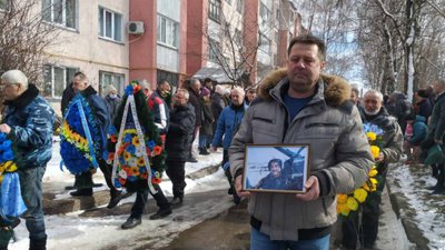 У Миргороді попрощалися із загиблими у війні з Росією льотчиками У Миргороді попрощалися із загиблими у війні з Росією льотчиками