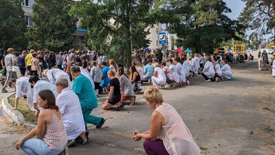 Громада Славути зустрічає полеглого бійця живим коридором, 30 серпня 2023. Фото: Славутська міська рада Громада Славути зустрічає полеглого бійця живим коридором, 30 серпня 2023. Фото: Славутська міська рада
